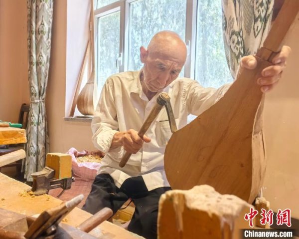 满江红配资 （走进中国乡村）新疆民族乐器村“飘出”文旅合奏曲