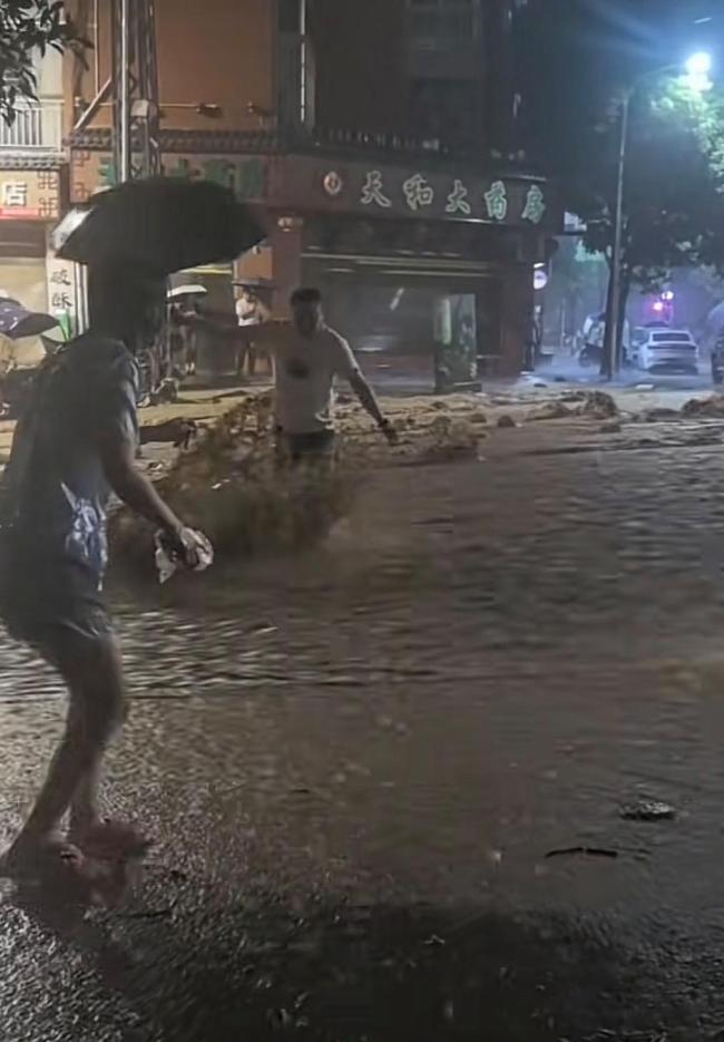 云南威信县9个观测站达大暴雨级别