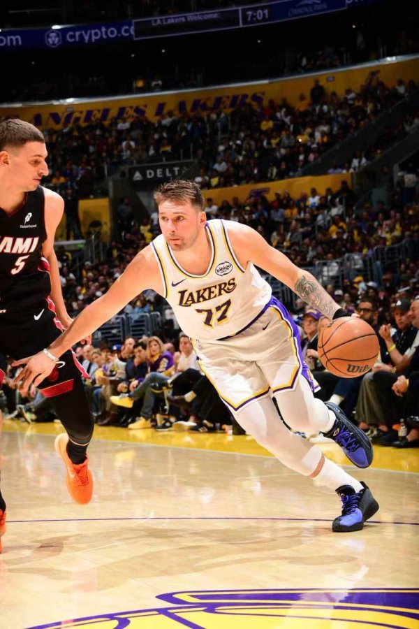 嘉理证券 三分11中1！东契奇赛季首次三双连创纪录 率湖人升西部第三冲MVP